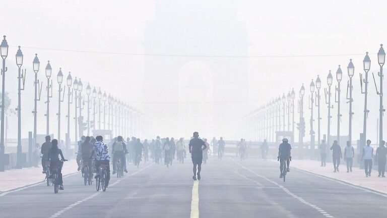 Delhi's air quality 'very poor', AQI improves marginally, min temp 20.4 deg C 3 Delhi's air quality 'very poor', AQI improves marginally, min temp 20.4 deg C