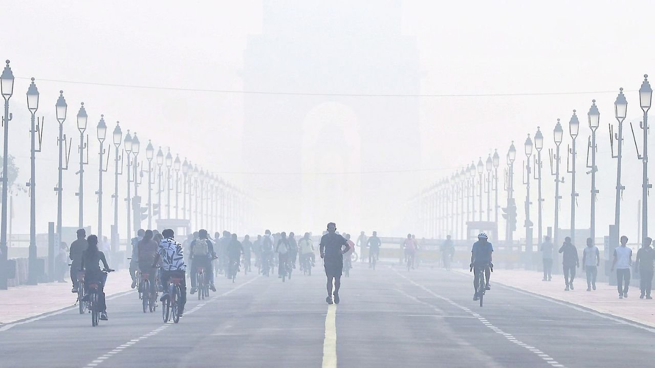 Delhi's air quality 'very poor', AQI improves marginally, min temp 20.4 deg C 1 Delhi's air quality 'very poor', AQI improves marginally, min temp 20.4 deg C