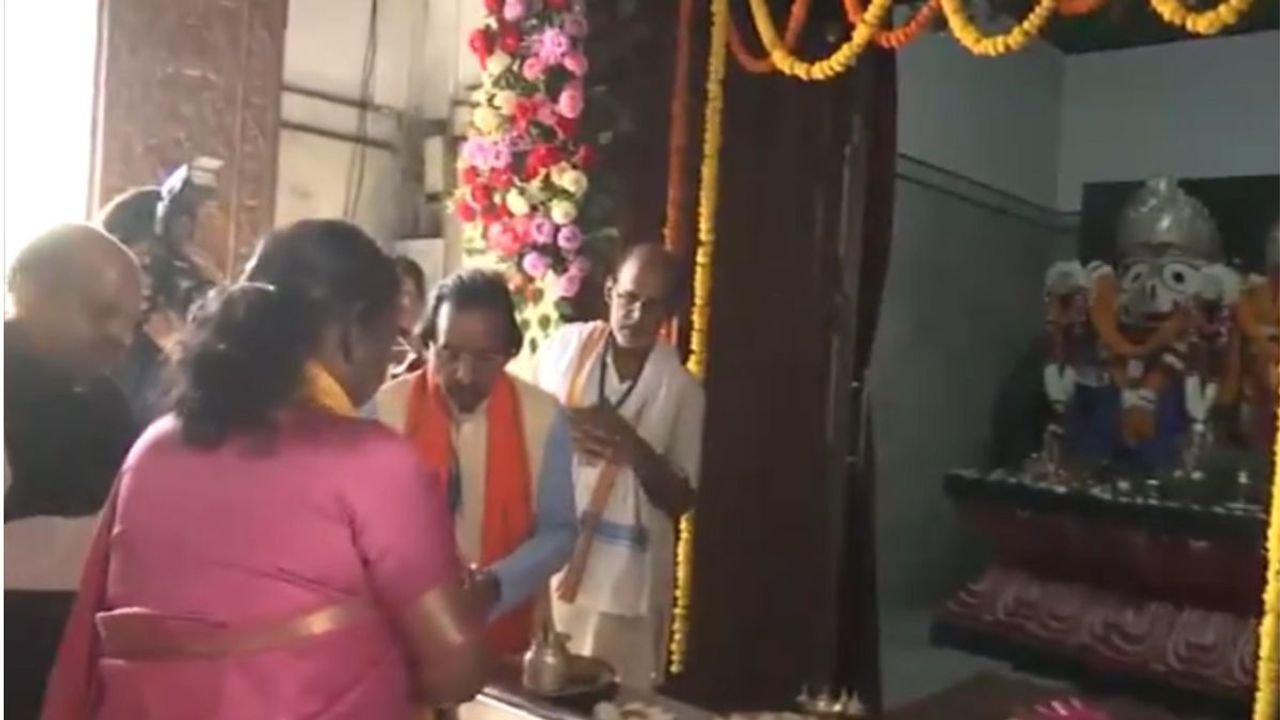 President Murmu offers prayers at Lord Jagannath temple in Raipur 1 President Murmu offers prayers at Lord Jagannath temple in Raipur