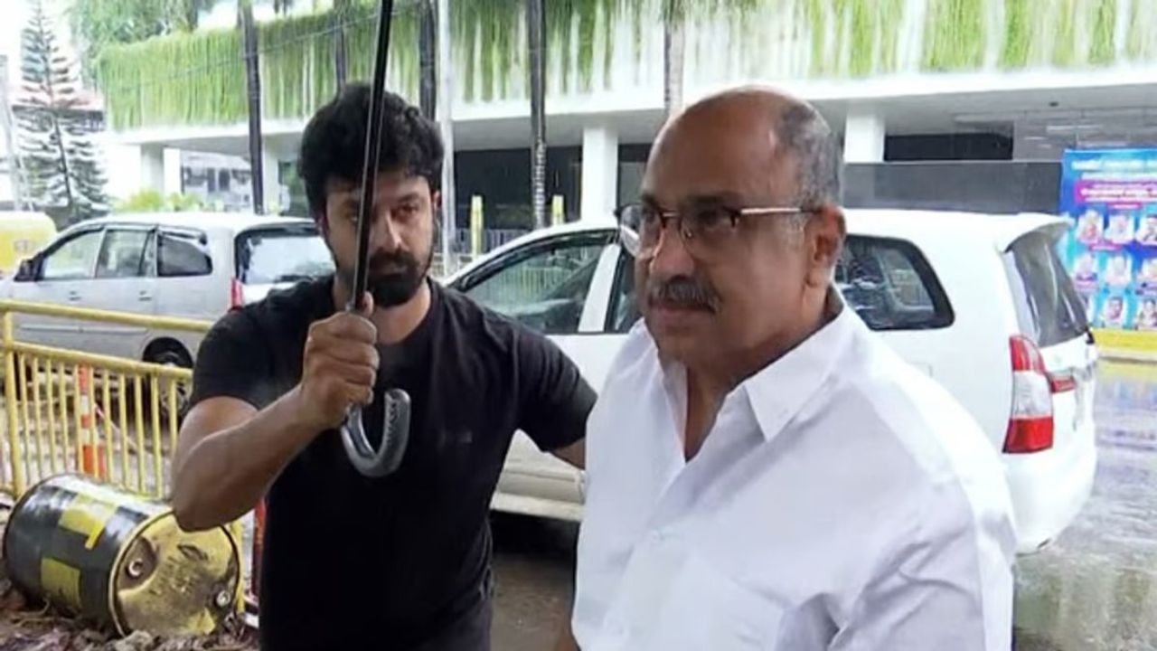 Actor Sidhique questioned by Special Investigation Team over rape allegations