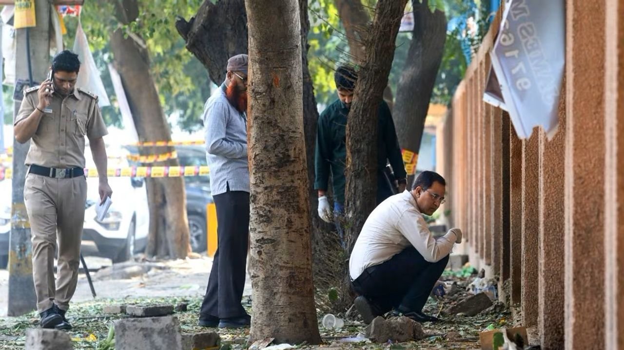 Loud blast heard near CRPF school in Delhi's Rohini; NSG, NIA rush to spot 1 Loud blast heard near CRPF school in Delhi's Rohini; NSG, NIA rush to spot