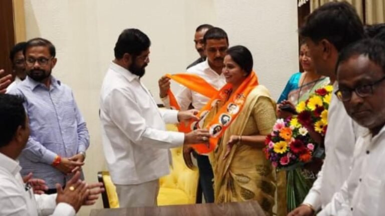 Ex-BJP MP Raosaheb Danve's daughter jSanjana Jadhav oins Shinde-led Sena 2 Ex-BJP MP Raosaheb Danve's daughter jSanjana Jadhav oins Shinde-led Sena