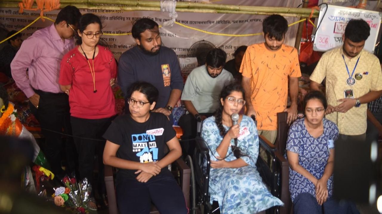 RG Kar issue: Junior doctors' fast-unto-death enters 15th day 1 RG Kar issue: Junior doctors' fast-unto-death enters 15th day