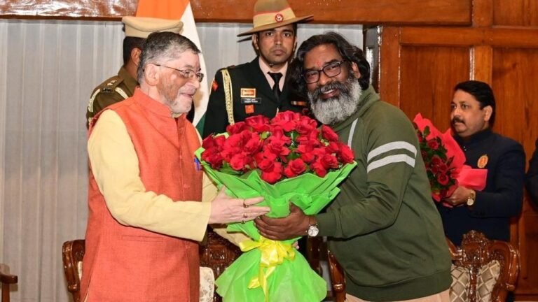 Hemant Soren meets Jharkhand Guv, stakes claim to form govt