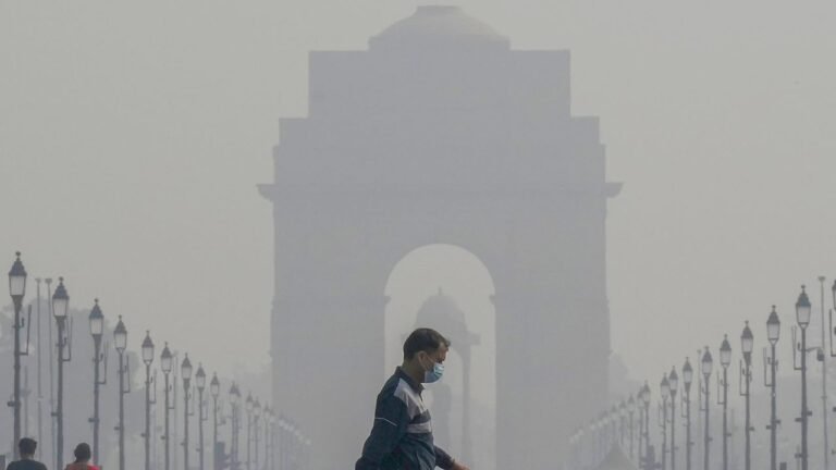 Delhi's air quality remains 'severe' for fourth consecutive day 12 Delhi's air quality remains 'severe' for fourth consecutive day