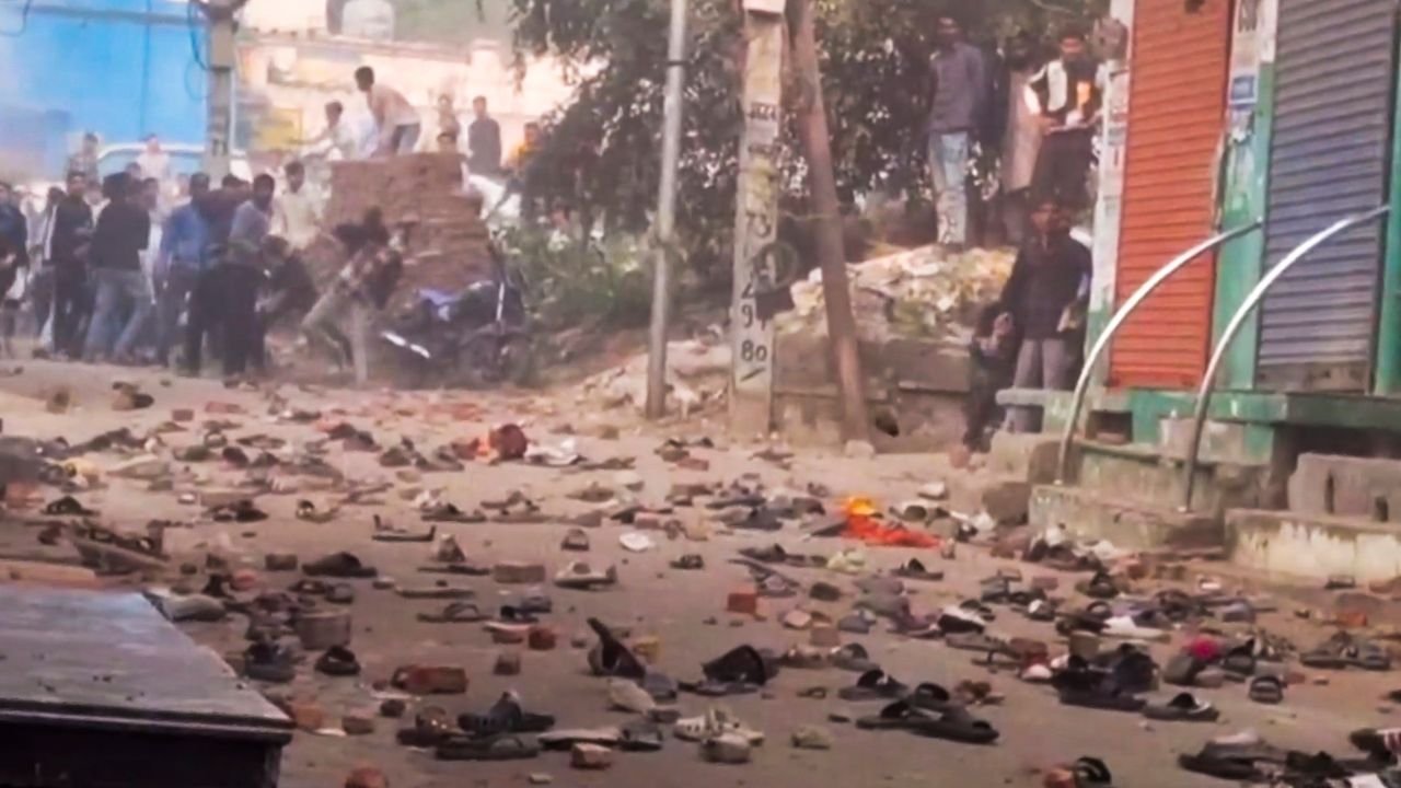 Stone-pelting, arson during Sambhal mosque survey, 10 detained 1 Stone-pelting, arson during Sambhal mosque survey, 10 detained