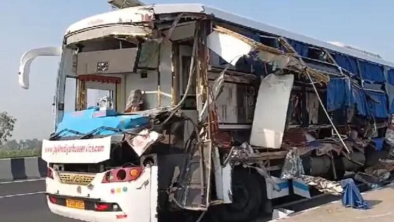 Seven dead in two accidents in Gujarat and Dadra-Nagar Haveli 2 Seven dead in two accidents in Gujarat and Dadra-Nagar Haveli