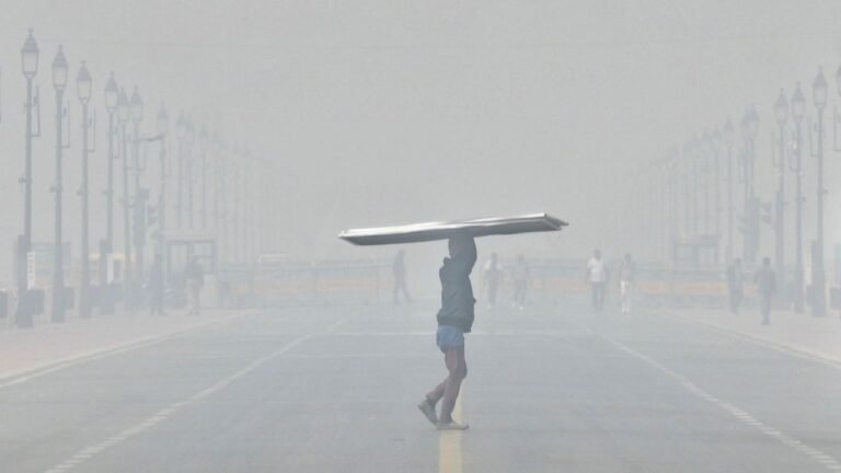 Delhi's AQI in 'very poor' category, minimum temperature at 9.8 deg C