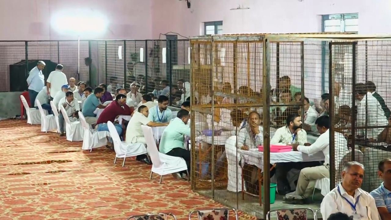 Maharashtra election results: Mahayuti leads in 31 seats, MVA ahead in 18 1 Maharashtra election results: Mahayuti leads in 31 seats, MVA ahead in 18