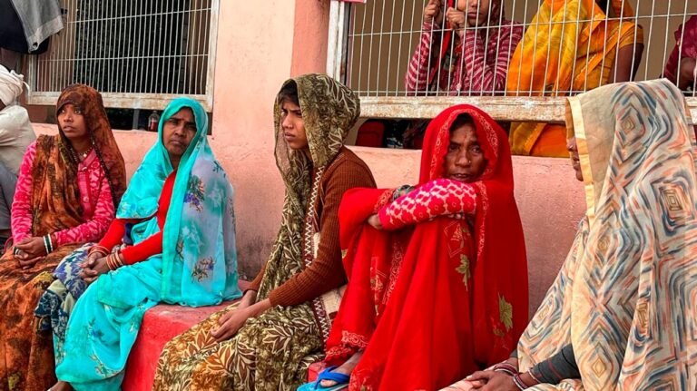 Shocked parents stay put at Jhansi hospital waiting for their infants' bodies 4 Shocked parents stay put at Jhansi hospital waiting for their infants' bodies