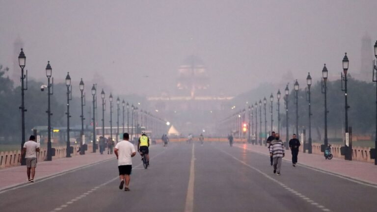 Delhi's air quality 'severe', minimum temperature 15.9 deg C 1 Delhi's air quality 'severe', minimum temperature 15.9 deg C