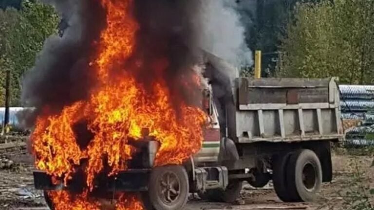 Hours before 2nd phase of Jharkhand polls, Maoists torch five trucks in Latehar 2 Hours before 2nd phase of Jharkhand polls, Maoists torch five trucks in Latehar