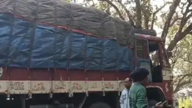UP: 3 killed, 4 injured as car rams into truck on Raebareli-Sultanpur road 8 UP: 3 killed, 4 injured as car rams into truck on Raebareli-Sultanpur road