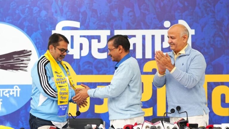 UPSC coaching teacher Avadh Ojha joins AAP in presence of Arvind Kejriwal 4 UPSC coaching teacher Avadh Ojha joins AAP in presence of Arvind Kejriwal
