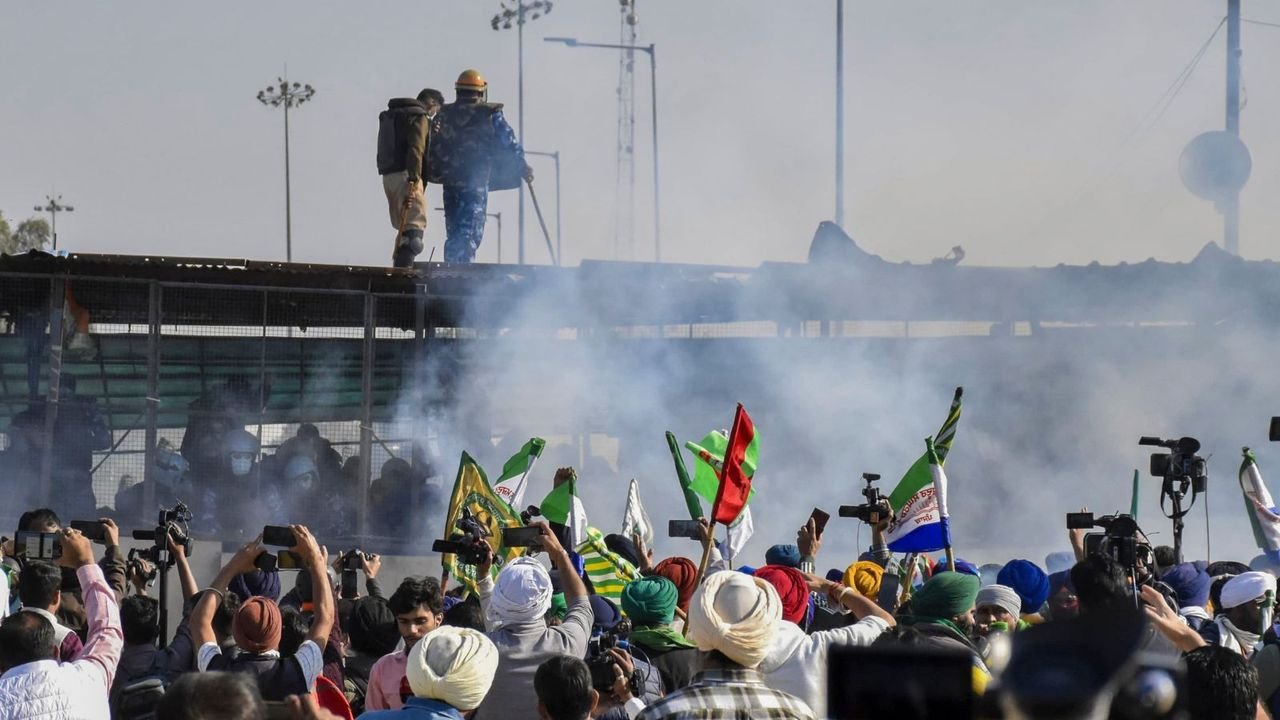Farmers suspend march for day after 'jatha' stopped at Shambhu border 1 Farmers suspend march for day after 'jatha' stopped at Shambhu border
