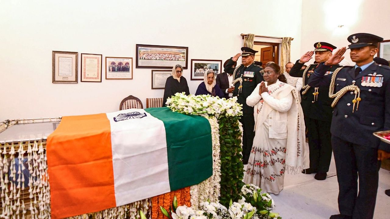 President Droupadi Murmu pays homage to Manmohan Singh