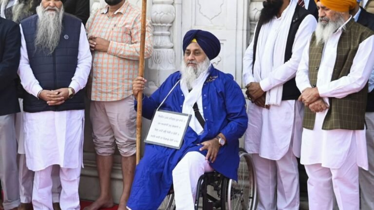 Sukhbir Badal performs 'sewadar' duty at Golden Temple, Majithia washed utensils 4 Sukhbir Badal performs 'sewadar' duty at Golden Temple, Majithia washed utensils