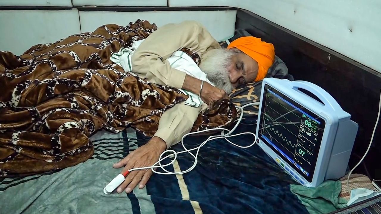 High-level Punjab govt team visits fasting farmer leader, urges him to accept treatment 1 High-level Punjab govt team visits fasting farmer leader, urges him to accept treatment