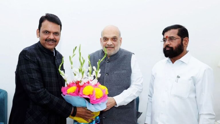 Fadnavis meets Eknath Shinde on eve of BJP's legislature party meeting 2 Fadnavis meets Eknath Shinde on eve of BJP's legislature party meeting