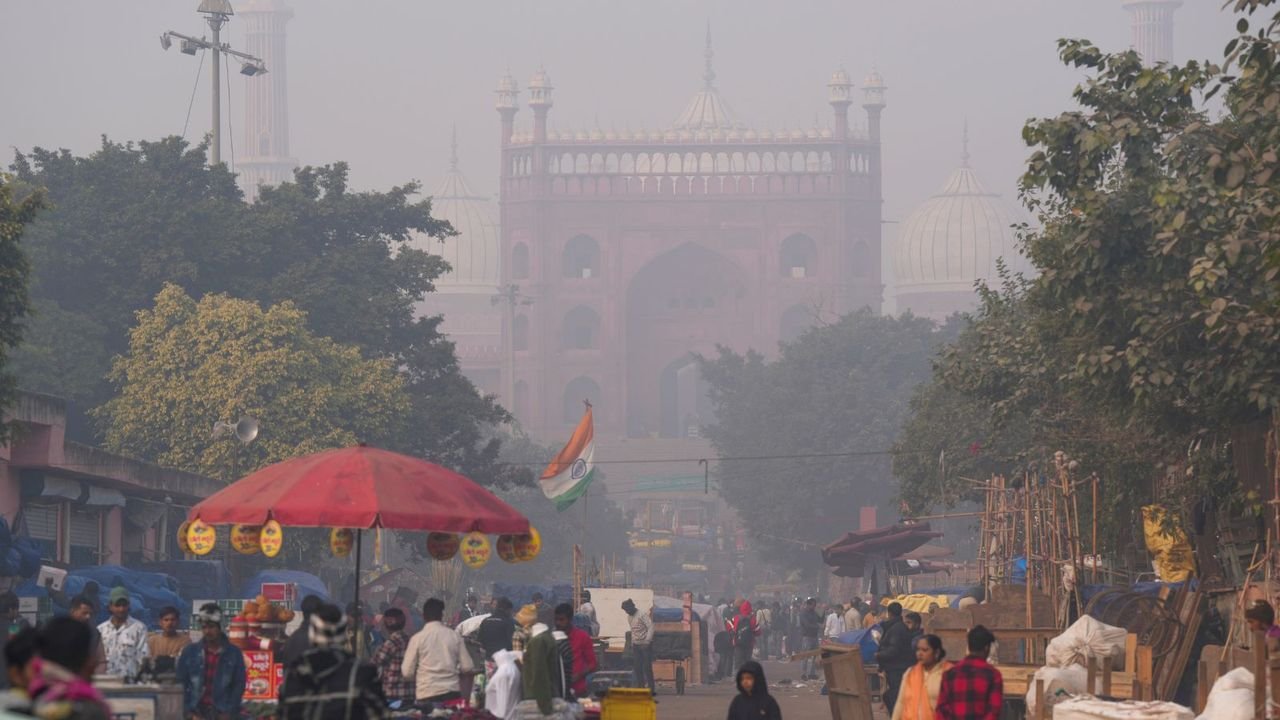 Foggy morning in Delhi, mercury settles at 7.6 deg C 1 Foggy morning in Delhi, mercury settles at 7.6 deg C