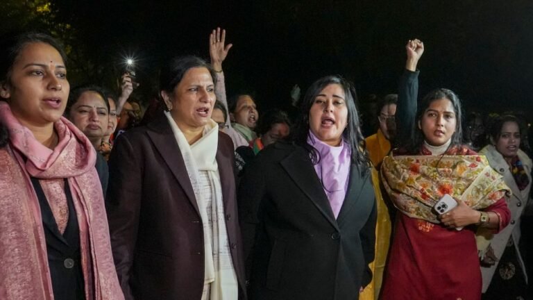 BJP Mahila Morcha protests outside Kejriwal's residence over 'Mahila Adalat'