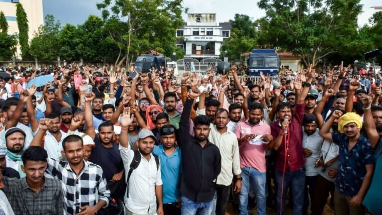 Tight security near Jharkhand SSC office as candidates plan protest over 'irregularities' in exam 6 Tight security near Jharkhand SSC office as candidates plan protest over 'irregularities' in exam
