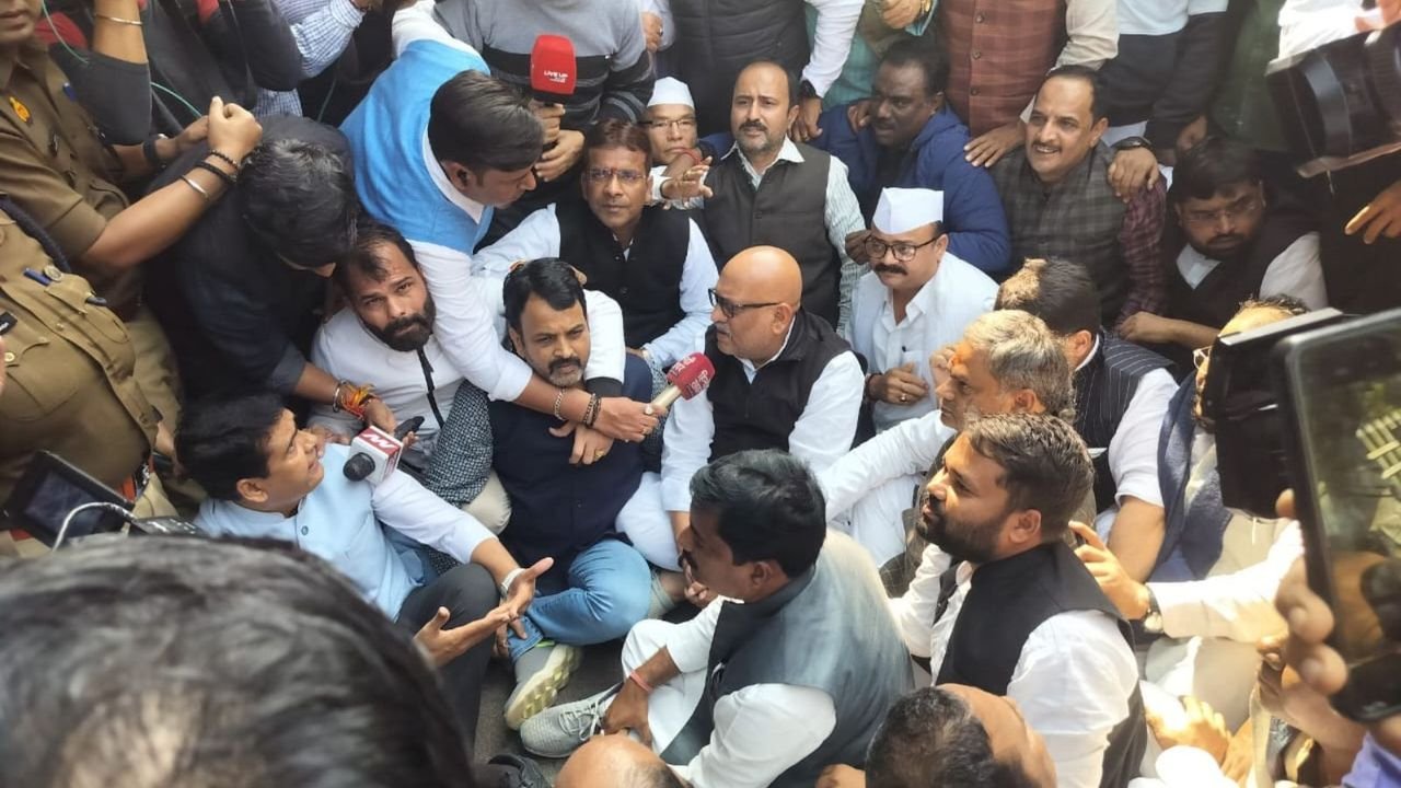 Cong workers scuffle with police in Lucknow as party delegation stopped from going to Sambhal 1 Cong workers scuffle with police in Lucknow as party delegation stopped from going to Sambhal