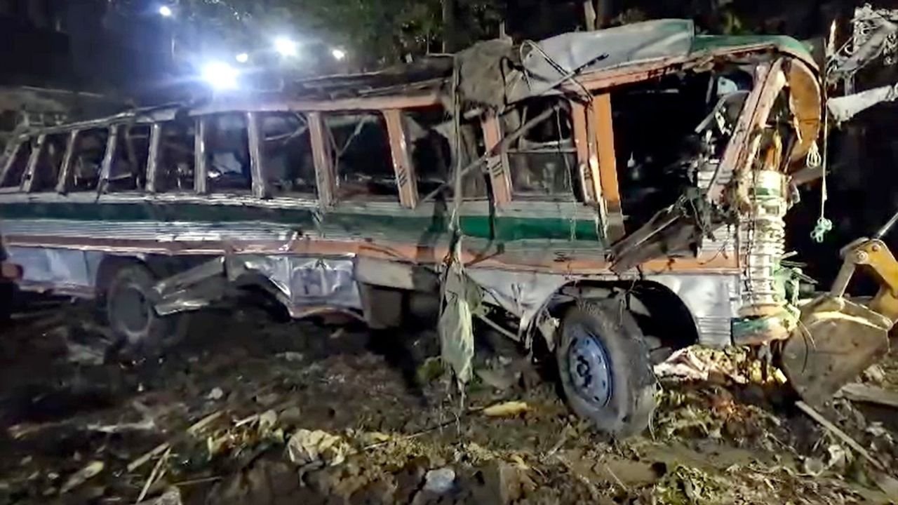 Five soldiers killed as vehicle falls into gorge in J-K's Poonch 1 Five soldiers killed as vehicle falls into gorge in J-K's Poonch