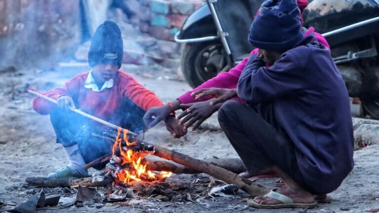 Delhi's minimum temperature 4.9 degrees C; air quality 'poor' 6 Delhi's minimum temperature 4.9 degrees C; air quality 'poor'