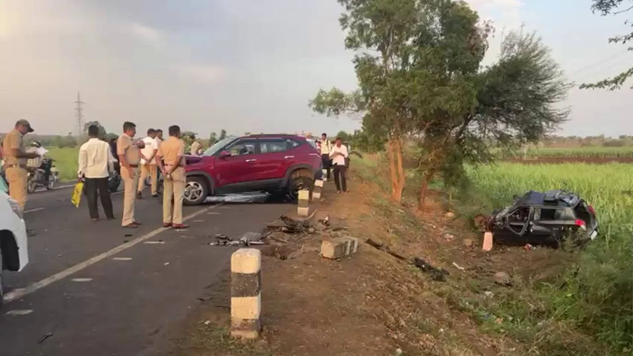 Devastating Car Crash on Belagavi-Bailahongala Highway Leaves Three Family Members Dead, Former MLAs Son injured 1 Devastating Car Crash on Belagavi-Bailahongala Highway Leaves Three Family Members Dead, Former MLAs Son injured