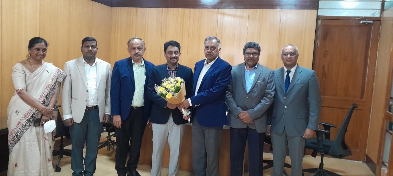 Karnataka and Tamil Nadu Information Commission Chiefs Explore Information Governance Synergies 1 Tamil Nadu State Information Commissioner Shakeel Akhtar made a significant visit to Bengaluru, where he was  welcomed by Karnataka Chief Information Commissioner A.M. Prasad.