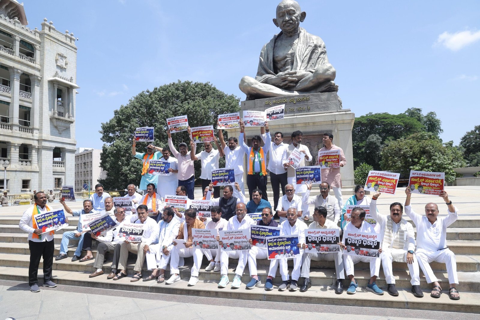 Bengaluru Stampede: BJP conducts a protest, demanding resignation of Chief Minister and Deputy Chief Minister 1 Bengaluru Stampede: BJP conducts a protest, demanding resignation of Chief Minister and Deputy Chief Minister
