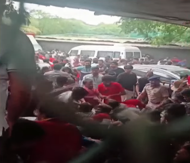 Bengaluru| Tragic Incident Near Chinnaswamy Stadium: 10 Dead and Several Injured in StampedeBengaluru| Tragic Incident Near Chinnaswamy Stadium: 10 Dead and Several Injured in Stampede