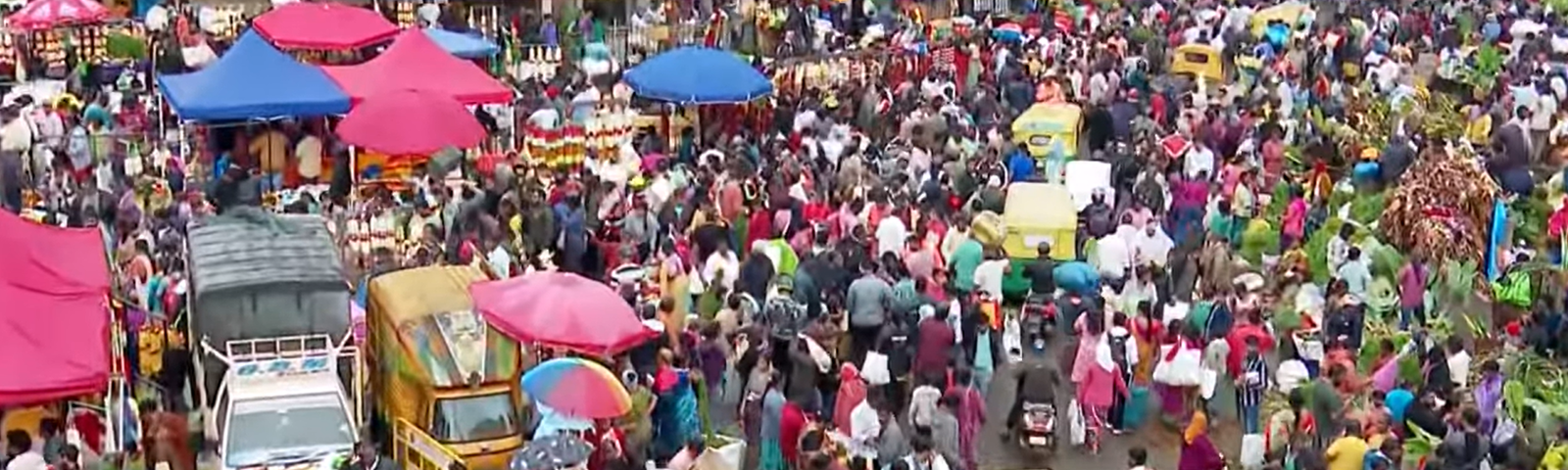 Traffic chaos grips KR Market ahead of Varamahalakshmi festival amid festive shopping rush, illegal vehicle parking 1 Traffic chaos grips KR Market ahead of Varamahalakshmi festival amid festive shopping rush, illegal vehicle parking