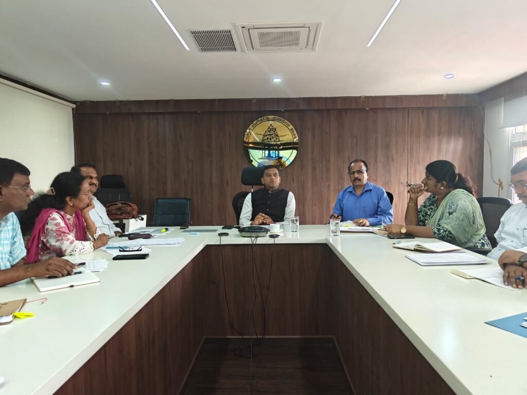 Bengaluru Civic Commissioners Conduct Early Morning Spot Inspections Across City, Central Commissioner Holds Review Meeting 7 Bengaluru Central City Corporation Commissioner Rajendra Cholan held a review meeting