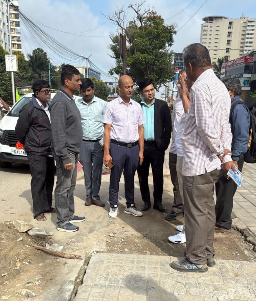 Bengaluru Civic Commissioners Conduct Early Morning Spot Inspections Across City, Central Commissioner Holds Review Meeting 6 Bengaluru East City Corporation Commissioner Ramesh D.S. conducted an extensive inspection from 6 am to 2 pm