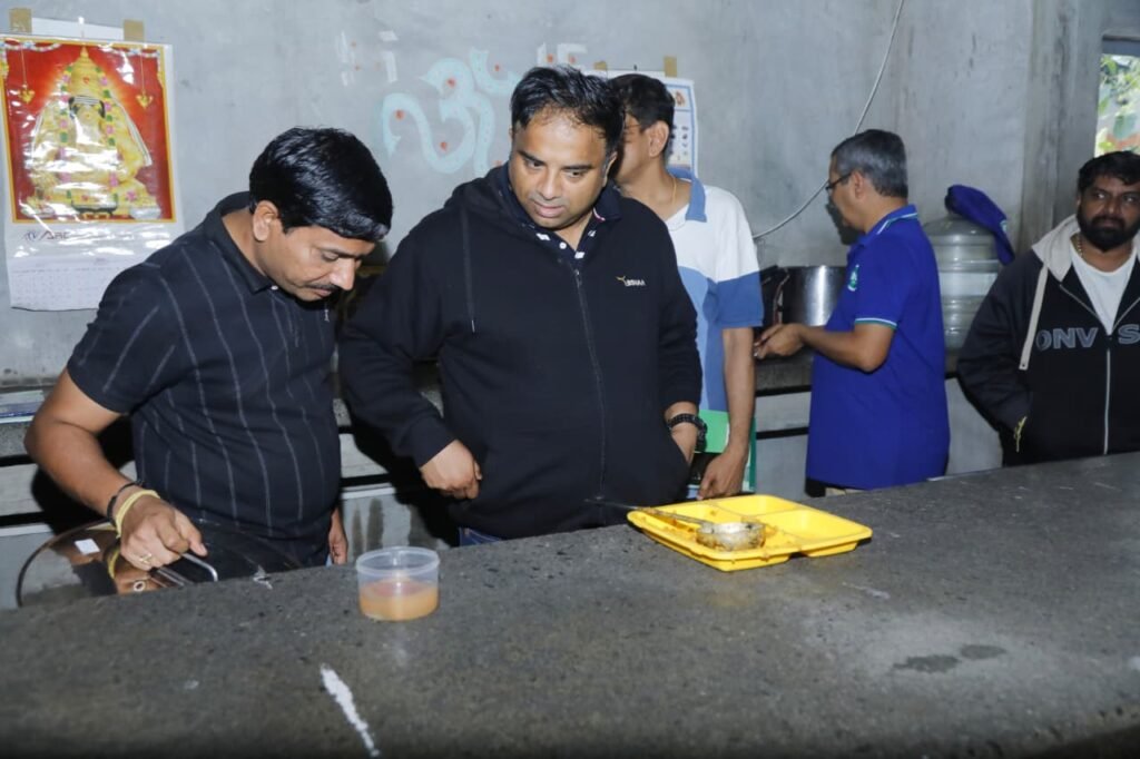 Bengaluru Civic Commissioners Conduct Early Morning Spot Inspections Across City, Central Commissioner Holds Review Meeting 4 Bengaluru West City Corporation Commissioner Dr. Rajendra K.V. inspected areas