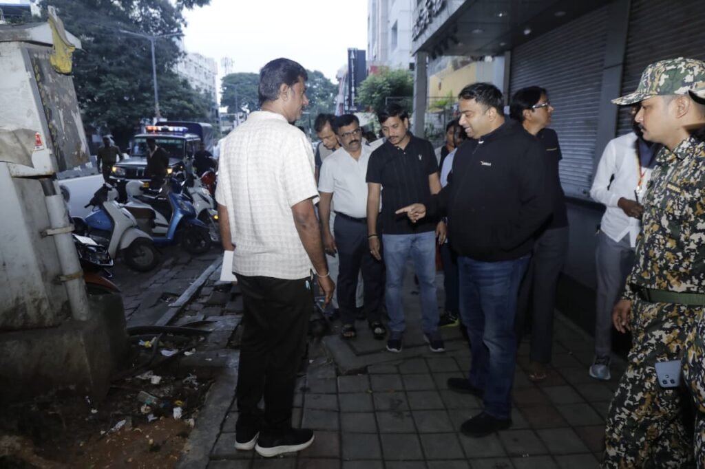 Bengaluru Civic Commissioners Conduct Early Morning Spot Inspections Across City, Central Commissioner Holds Review Meeting 5 Bengaluru West City Corporation Commissioner Dr. Rajendra K.V. inspected areas