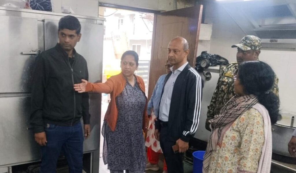Pakashala Restaurant Fined ₹25,000 for Poor Hygiene in Bellandur; East City Commissioner Cracks Down on Footpath Encroachments 2 Pakashala Restaurant Fined ₹25,000 for Poor Hygiene in Bellandur; East City Commissioner Cracks Down on Footpath Encroachments