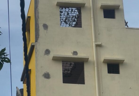 Bengaluru South City Corporation Orders Demolition of Cracked Illegal Building in Jakkasandra, Owner Initiates Safe Removal