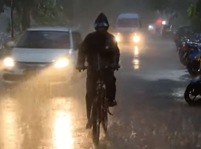 Heavy Rains Lash Bengaluru, Roads Flooded and Potholes Turn Death Traps – BBMP’s Negligence Under Fire