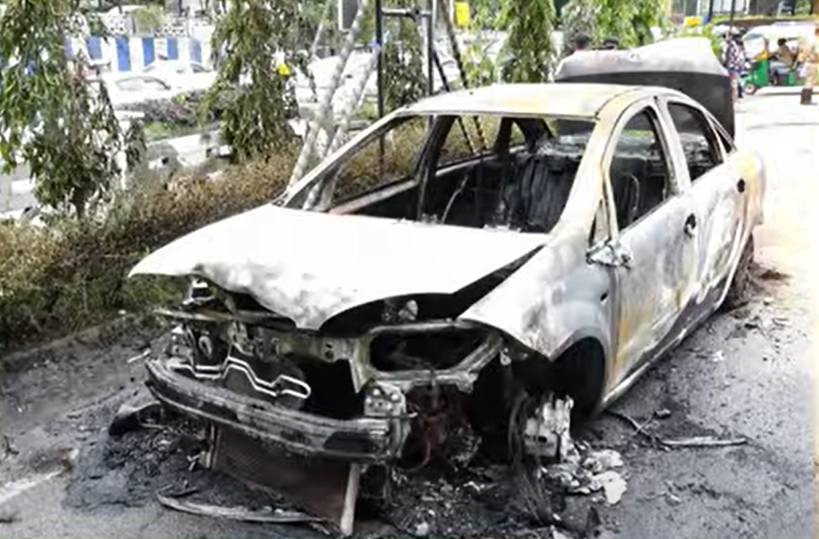 Bengaluru Car Mystery: Vehicle Catches Fire Near CM Siddaramaiah’s Residence, Fake Number Plate Car Seized Near DyCM’s House
