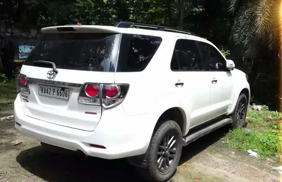Bengaluru Car Mystery: Vehicle Catches Fire Near CM Siddaramaiah’s Residence, Fake Number Plate Car Seized Near DyCM’s House