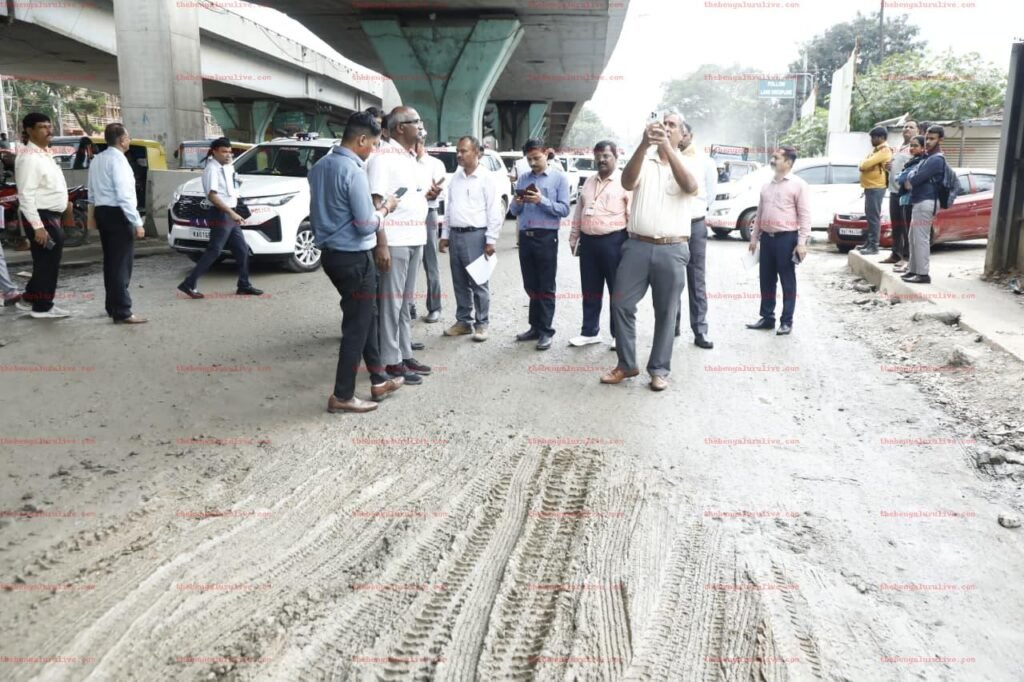 Bengaluru Chief Commissioner Maheshwar Rao Snaps Pothole on Langford Road, Sends Video to Engineers as Top Officials Join Inspection