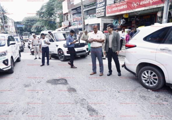 Bengaluru Chief Commissioner Maheshwar Rao Snaps Pothole on Langford Road, Sends Video to Engineers as Top Officials Join Inspection