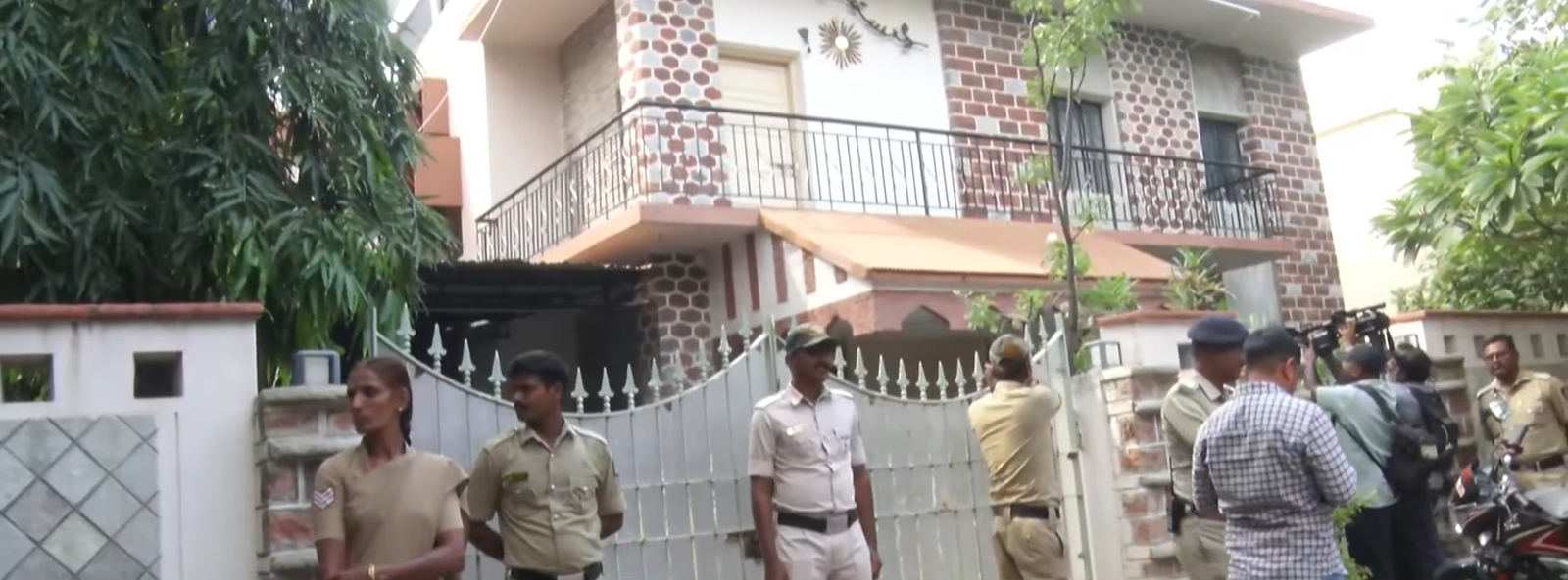 SIT Raid on Former BJP MLA Subhash Guttedar’s Residence in Vote Theft Case; Mysterious Fire Destroys Heaps of Documents Nearby 1 SIT Raid on Former BJP MLA Subhash Guttedar’s Residence in Vote Theft Case; Mysterious Fire Destroys Heaps of Documents Nearby