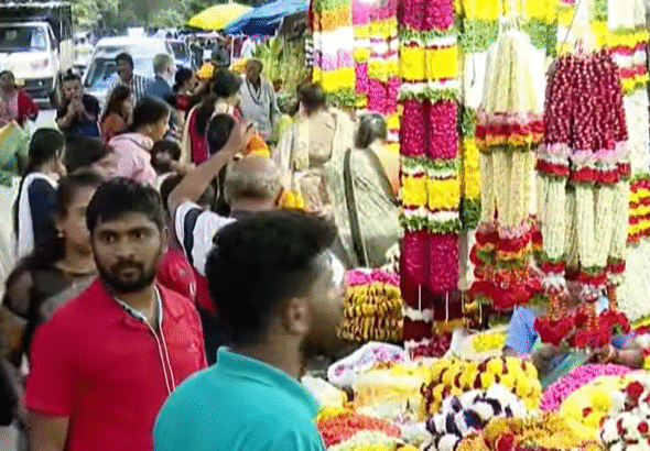 Bengaluru Dazzles in Diwali Spirit — Shoppers Crowd Markets Across the City for Flowers, Décor, and Festive Essentials
