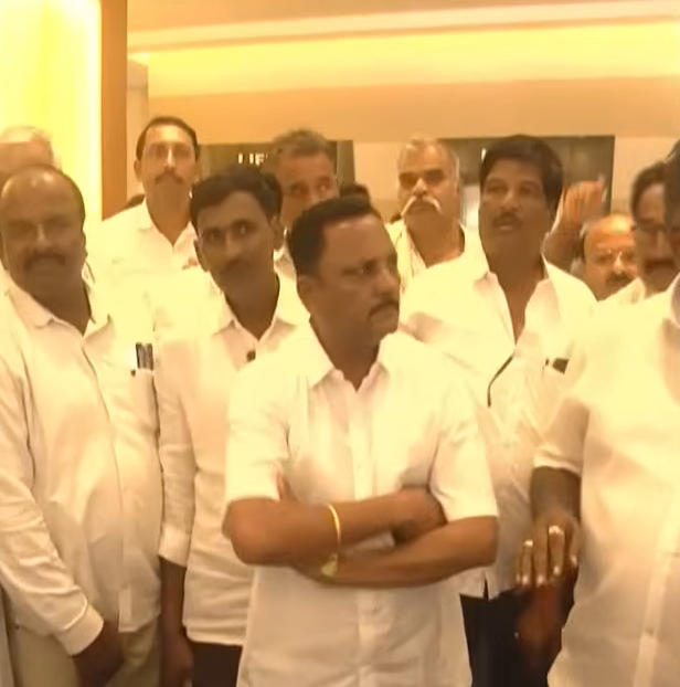 Jarkiholi Brothers Dominate Belagavi DCC Bank Elections, Winning 9 of 16 Seats Amid High Drama 2 Jarkiholi Brothers Dominate Belagavi DCC Bank Elections, Winning 9 of 16 Seats Amid High Drama