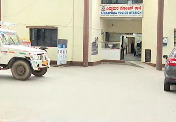 Bengaluru sandalwood smuggling, Pushpa-style smuggling, Siddapura Police raid, 750 kg sandalwood seized, onion truck sandalwood case, Kurnool to Chennai smuggling route, sandalwood racket Bengaluru, Karnataka police forest crime, sandalwood mafia, Siraj smuggling network, Bengaluru crime news, forest department crackdown, sandalwood seizure Karnataka