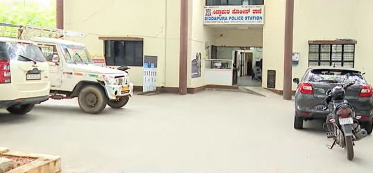 ‘Pushpa’-Style Sandalwood Smuggling Busted in Bengaluru: 750 kg Hidden Under Onion Bags, Four Held 8 Bengaluru sandalwood smuggling, Pushpa-style smuggling, Siddapura Police raid, 750 kg sandalwood seized, onion truck sandalwood case, Kurnool to Chennai smuggling route, sandalwood racket Bengaluru, Karnataka police forest crime, sandalwood mafia, Siraj smuggling network, Bengaluru crime news, forest department crackdown, sandalwood seizure Karnataka